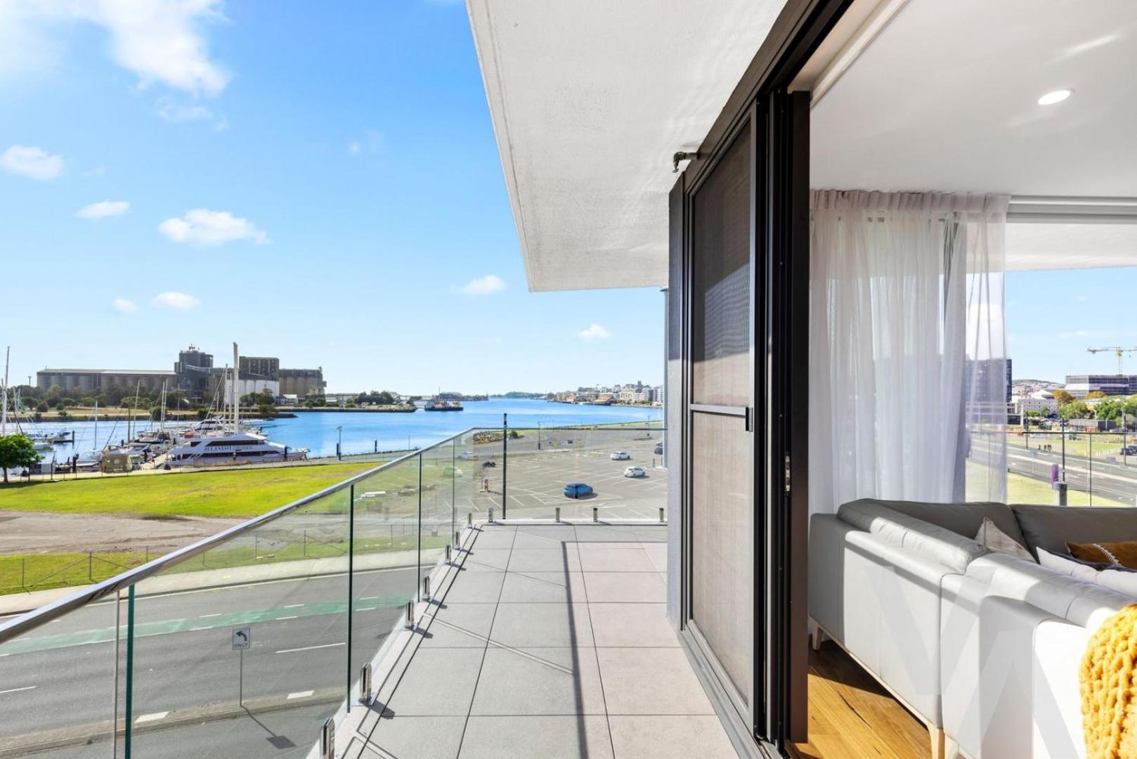 Harbour Towers, Newcastle'S Elite Apartment Stays, Free Parking & Tram Access 외부 사진